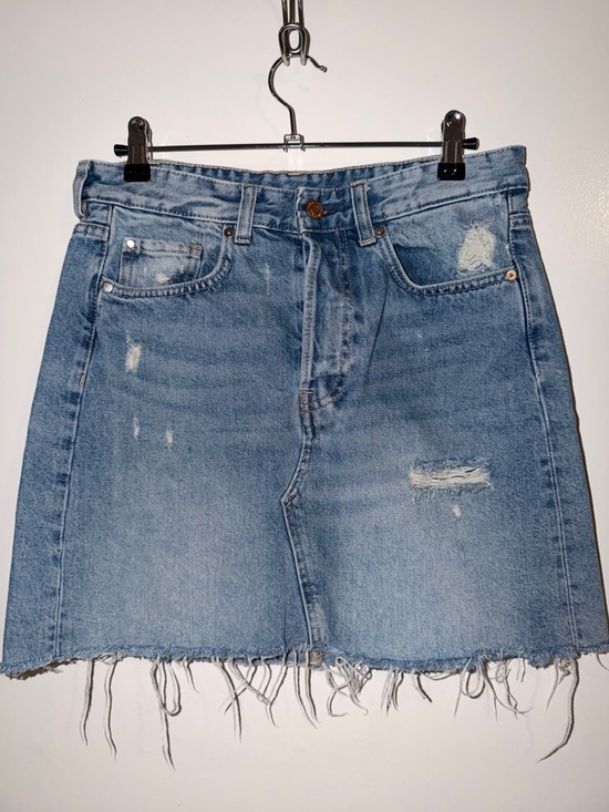 H&M &Denim Light Wash Distressed Denim Mini Skirt | Size US 8 / EUR 38 - Picture 4 of 5